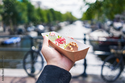 Canvas Print Hand of man holding box with chocolate dessert at amsterdam