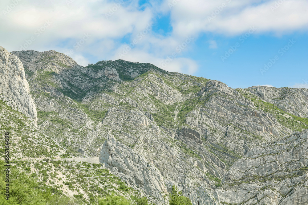 Fototapeta premium Picturesque view of beautiful mountains and plants under cloudy sky