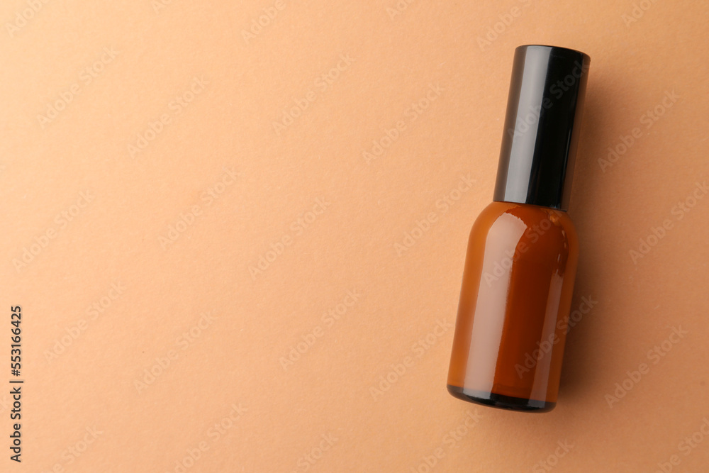 Obraz premium Bottle of face cream on beige background, top view. Space for text