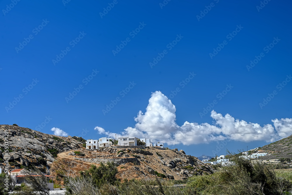 Ferienhaussiedelung auf eine Berg auf Naxos