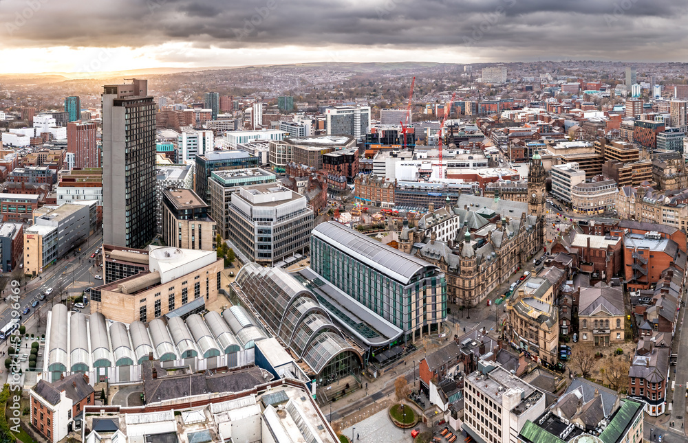 Obraz premium Aerial view of Sheffield city centre cityscape skyline at sunset