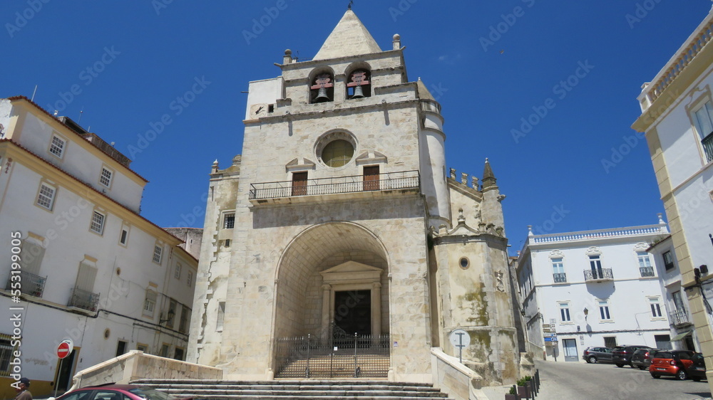 Igreja matriz românica no centro histórico da cidade de Elvas, Portugal, 