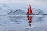 Barco navegando entre grandes icebergs.