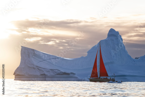 Barco navegando entre grandes icebergs.