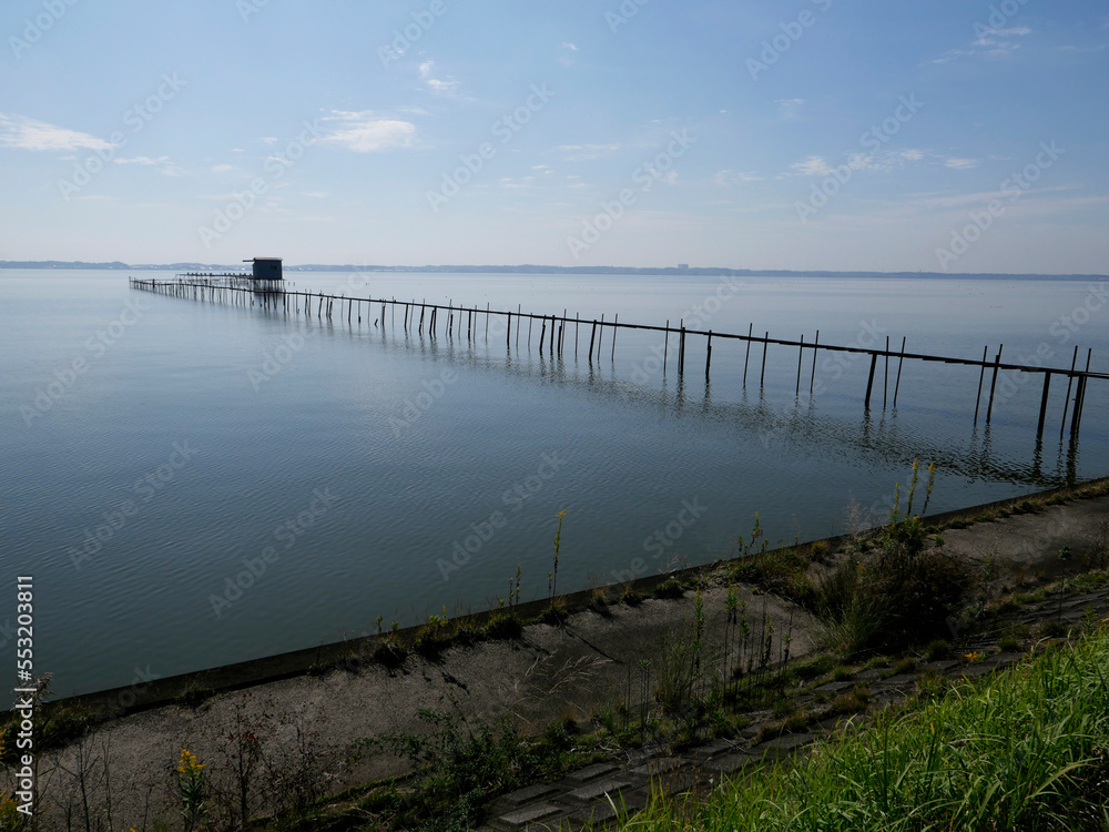 秋晴れの一日、茨城県のど真ん中に位置する霞ケ浦。日本第二の大っきい湖だ。対岸がはるか遠くに見える。波静かな朝、つくばりんりんロード、快調にペダルを漕いで湖畔を走る。どこまで行っても湖は続く。日常のすべてを忘れて、ただひたすら走っている。ただそれだけなのに、何でこうも気持ちがいいのだろう。どんな旨いごちそうよりも、この爽快な美味にまさるものはないだろう。心の底から満足感が沸いてくる。