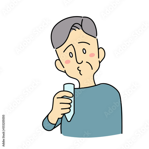 唾液で抗原検査をする高齢の男性