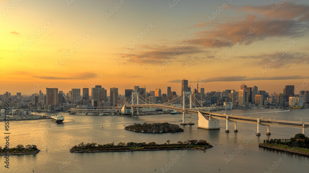 Fototapeta premium Tokyo cityscape with Rainbow bridge at golden hour.