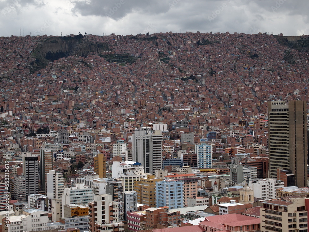 ボリビアの標高3640mの街ラパスを展望台から眺める