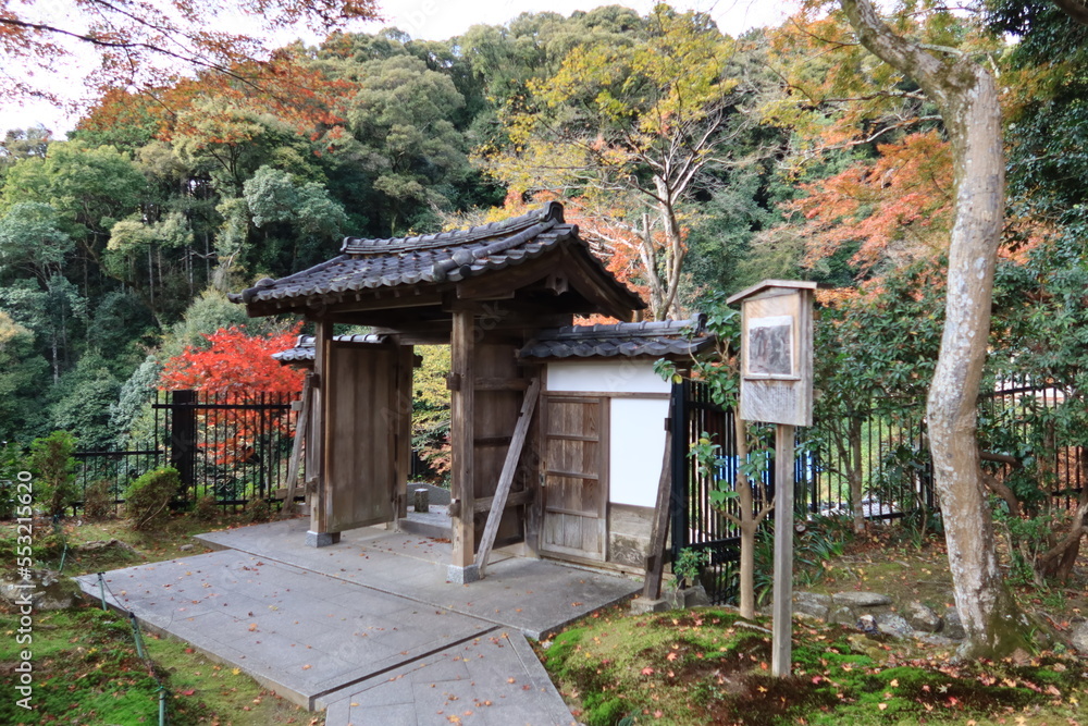 A Japanese temple in Kyoto : a scene of the entrance gate to the precincts of Seikan-ji Temple 京都のお寺：清閑寺の境内入り口門の風景