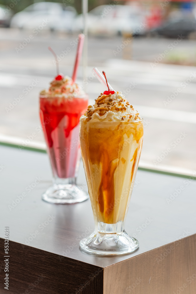 Obraz premium Sorvete Sundae com cereja 