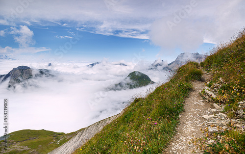 Blick vom Gehrengrat über die Nebel verhüllten Gipfel der Alpen. Lech, Österreich, Europa