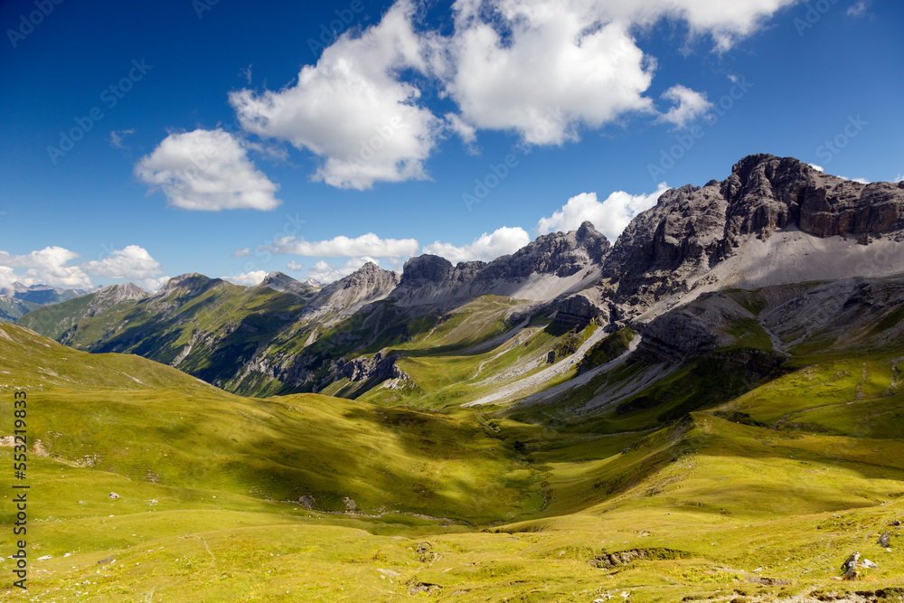 Fototapeta premium Blick vom Gehrengrat über die Nebel verhüllten Gipfel der Alpen. Lech, Österreich, Europa