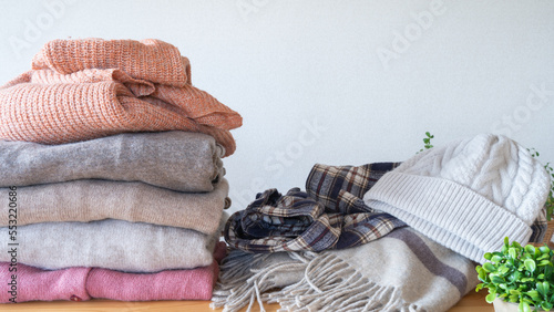 たたまれた冬物の服｜洗濯物・衣替えイメージ