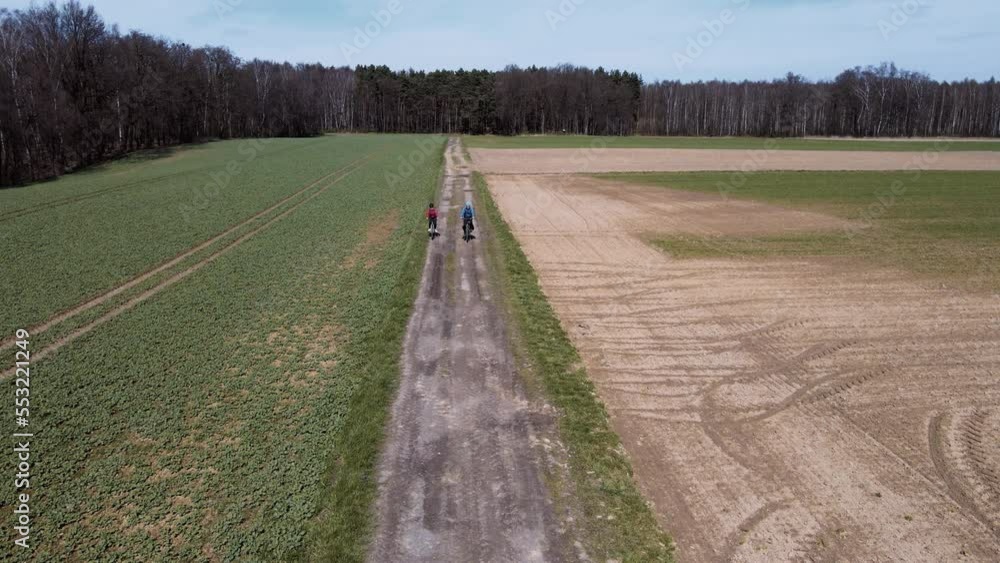 Wycieczka rowerowa przyjaciół, polami wczesną wiosną Wycieczka rowerowa przyjaciół, polami wczesną wiosną