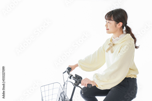 自転車に乗る若い女性