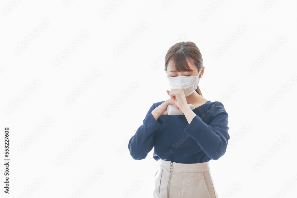 体温の測定をする若いビジネスウーマン