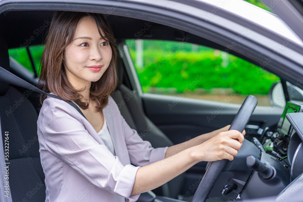 車を運転する若い女性 車を運転する若い女性