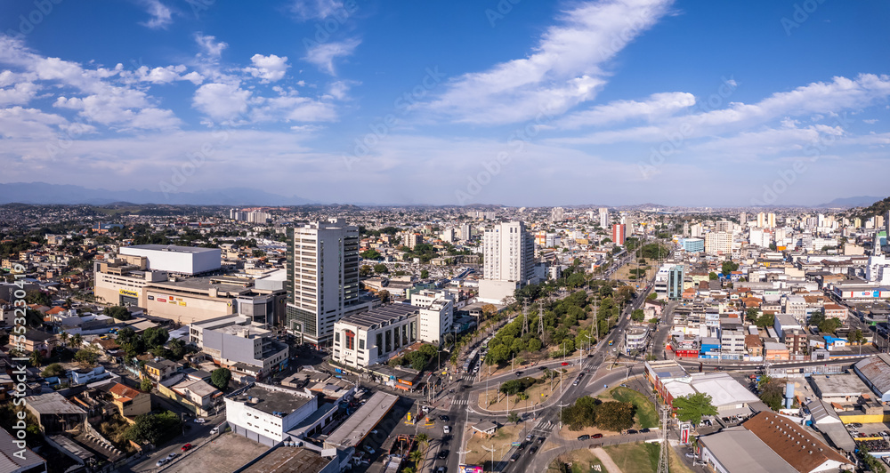 Fototapeta premium Bela imagem aérea do centro de Nova Iguaçu, mostrando a Via Light.