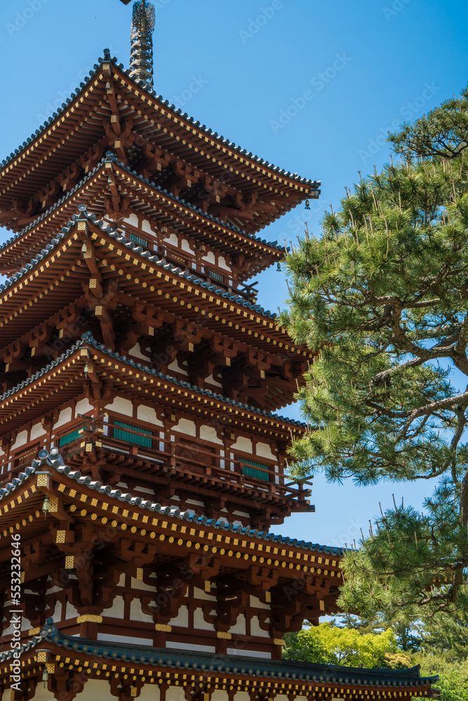 奈良 青空と緑の木々に囲まれた薬師寺の三重塔