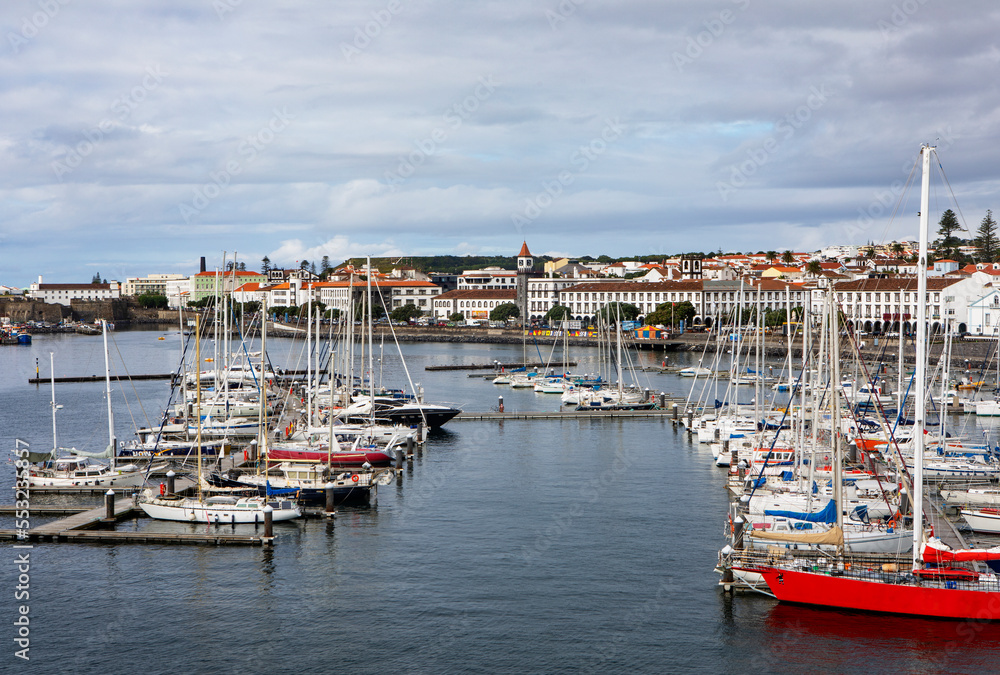 Blick über den Jachthafen und der Promenade von Ponta Delgada, Insel Sao Miguel, Azoren, Portugal, Europa,