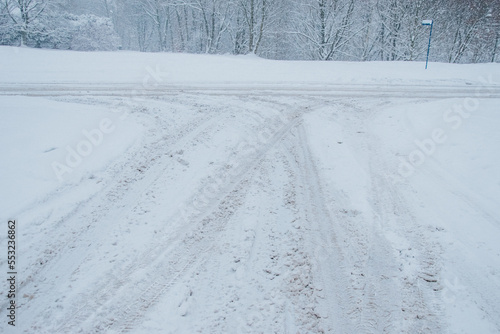 zima, śnieg, zaspy, zamieć śnieżna, zasypana droga, choinka, nawierzchnia, mróz, droga, odśnieżanie, kierowca, warunki atmosferyczne, nieodśnieżona droga