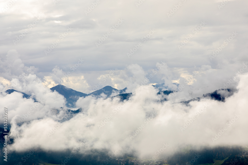 Blick auf die Kitzbüheler Alpen in Wolken vom Wilden Kaiser, Tirol, Österreich