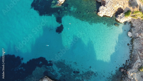 preciosa playa de aguas cristalinas de color azul turquesa perfecta para la práctica de deportes acuáticos como el paddle surf y el snorkel en las zonas más salvajes de la isla balear de Mallorca, Car