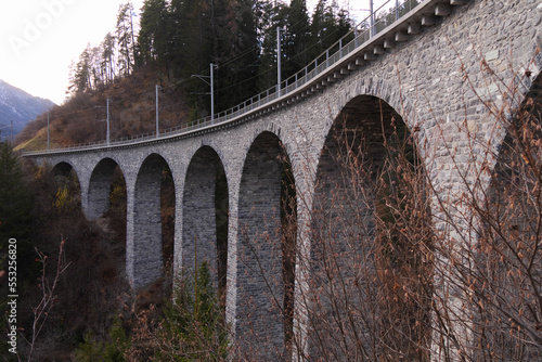 Schmittentobel-Viadukt in der Schweiz  UNESCO-Weltkulturerbe  der Rh  rtischen Bahn.