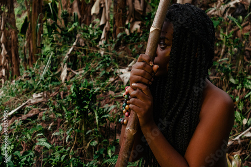 Mujer nativa afroamericana en la selva muestra su cultura photo