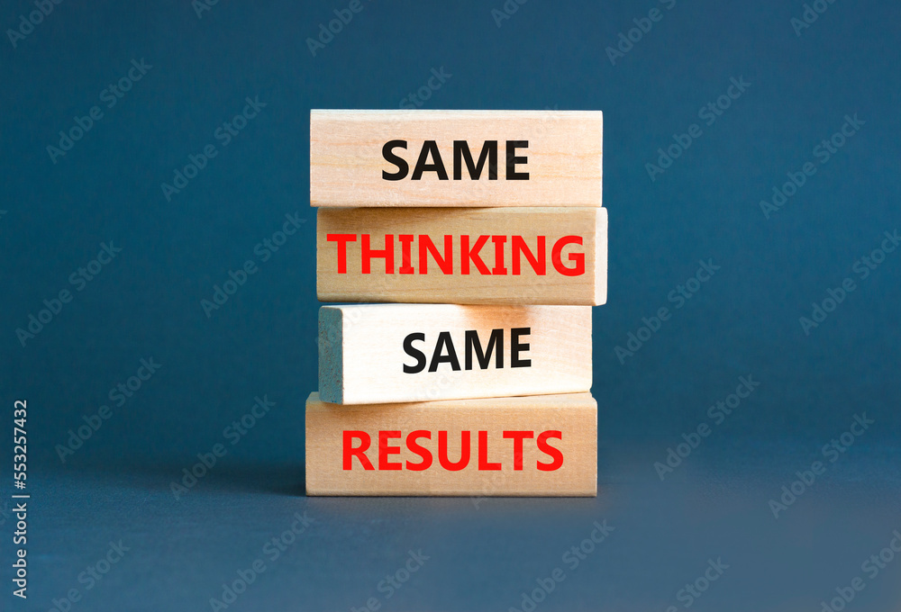 Naklejka premium Same thinking and results symbol. Concept word Same thinking same results on wooden blocks. Beautiful grey table grey background. Business and same thinking and results concept. Copy space.