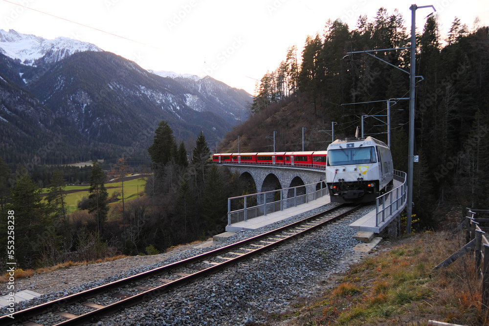 Schmittentobel-Viadukt in der Schweiz (UNESCO-Weltkulturerbe) der Rhärtischen Bahn.
