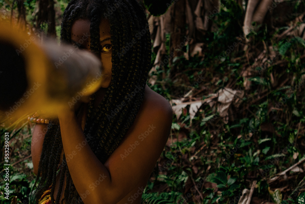 Mujer nativa afroamericana en la selva muestra su cultura