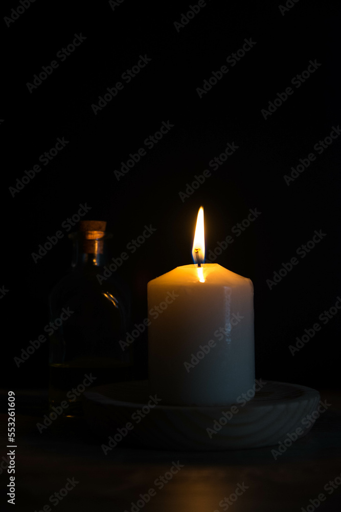Luz de vela en primer plano con fondo negro. Celebración. Concepto. Luz de vela en primer plano con fondo negro. Celebración. Concepto.