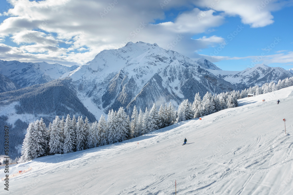 Skipiste in einer winterlichen Landschaft in Österreich Skipiste in einer winterlichen Landschaft in Österreich