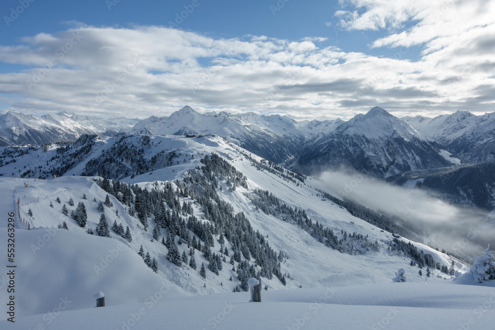 tief verschneite Winterlandschaft im tiroler Zillertal