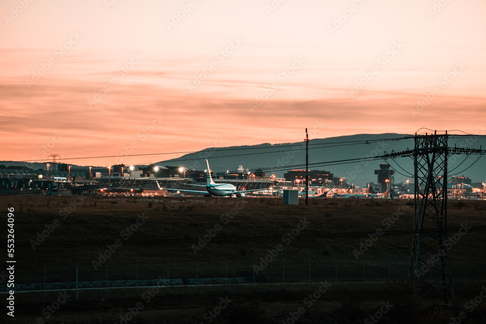 aéroport au coucher du soleil