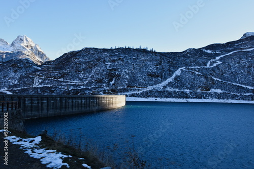 diga e lago artificale tra le montagne innevate photo