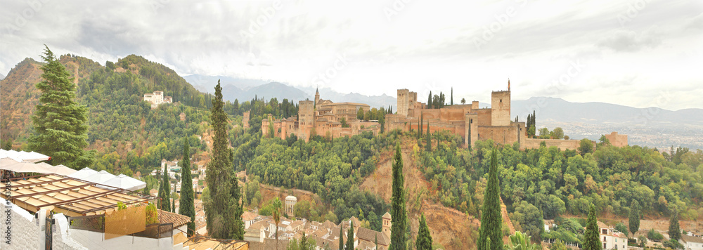 Obraz premium View of the Alhambra castle in Granada, Spain