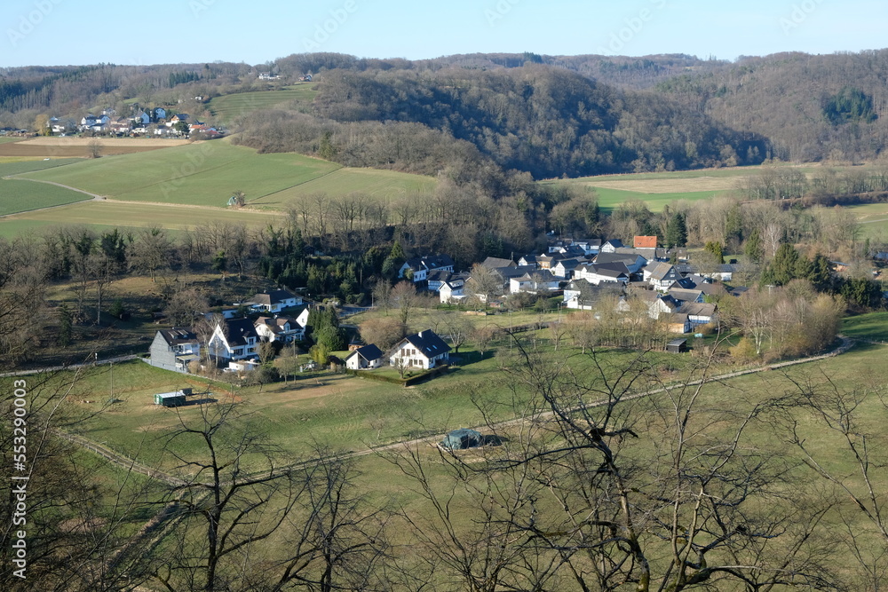 FU 2022-03-10 Blankenberg 112 Weitläufiger Blick über eine Landschaft mit Dorf