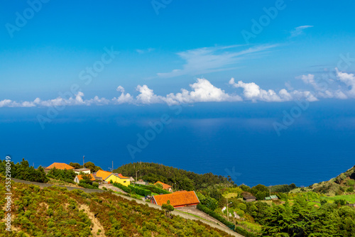 Durch die wunderschöne Landschaft Madeiras mit einem fantastischen Blick auf den Atlantik - Madeira - Portugal 