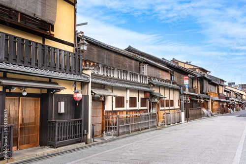 早朝の古都京都の調和と協調の京町家