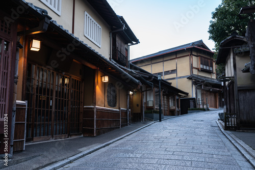 早朝の古都京都の調和と協調の家並み