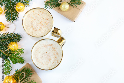 Tło Bożonarodzeniowe z kawą, prezentami i gałązkami jodły