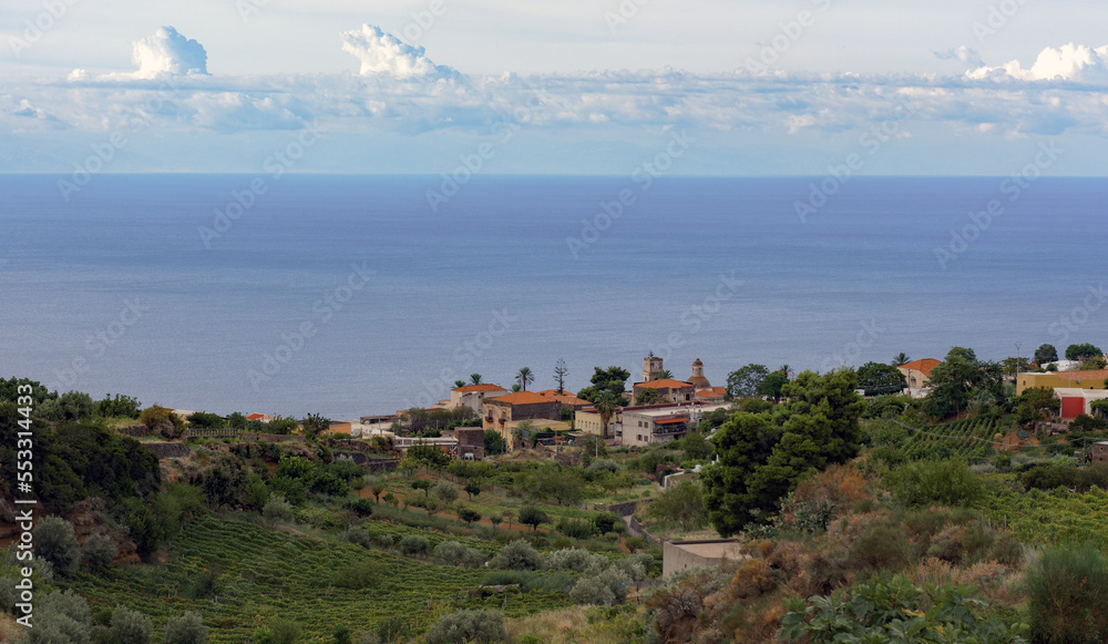 Der Ort Leni auf der Insel Salina nördlich von Sizilien