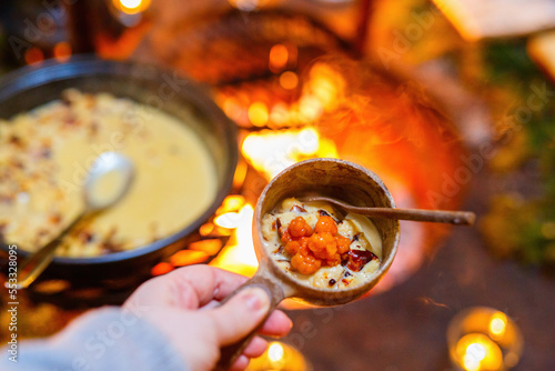 Foto Lappish baked cheese with cloudberry jam