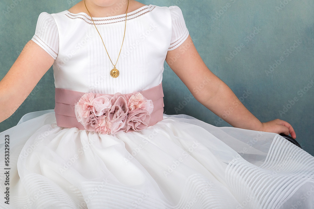 Dress and outfit for holy Communion girl with medal of "Our Lady of