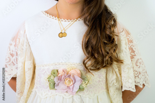 Dress and outfit for holy Communion girl with medal of "Our Lady of Divine" and pink flower belt
