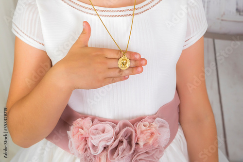 Dress and outfit for holy Communion girl with medal of "Our Lady of Divine" and pink flower belt