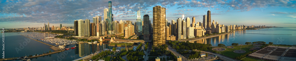 Obraz premium Wide panorama of Chicago city skyline from aerial view at Navy Pier during sunrise