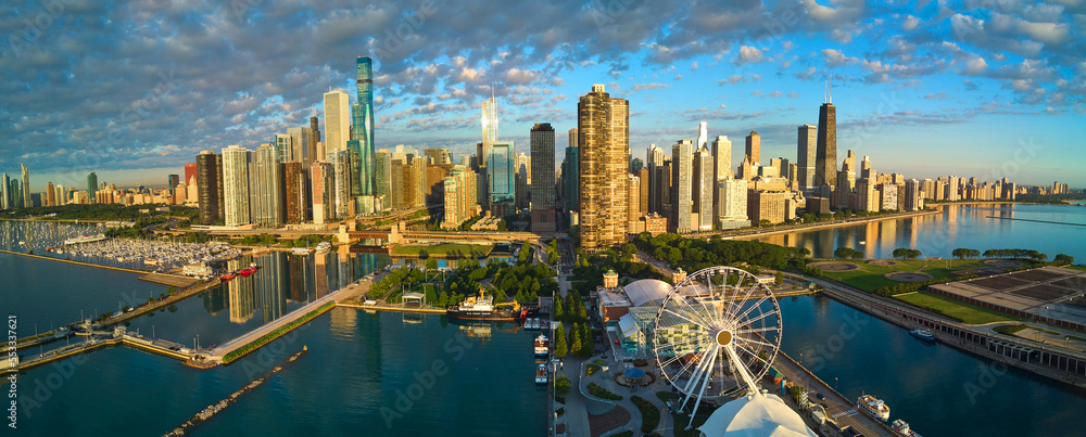 Obraz premium Panorama of Navy Pier and Chicago skyline from above in morning light